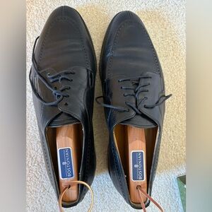 Mezlan Hudson Black 10M mens dress shoe w/stretch inserts, excellent condition.